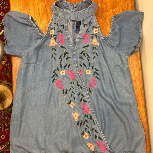 Francesca’s Blue Rain Size M Floral Embroidered Chambray Denim Cold Shoulder Top - Picture 3 of 12